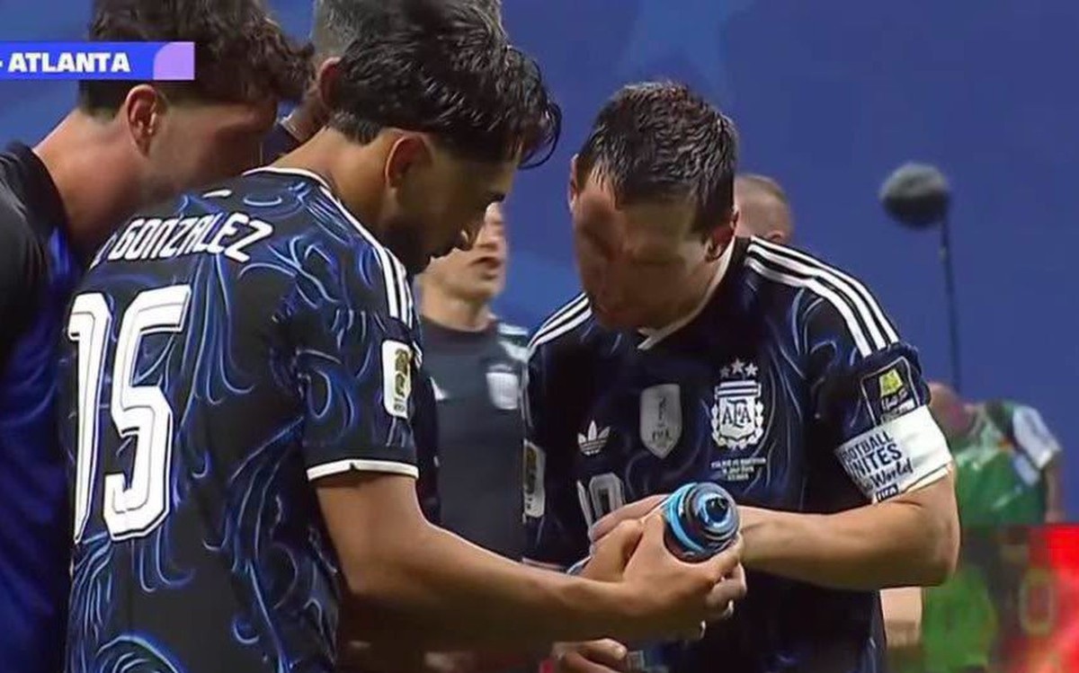 Messi 'lạnh người' khi phát hiện 'phao thi' của thủ môn Pickford
