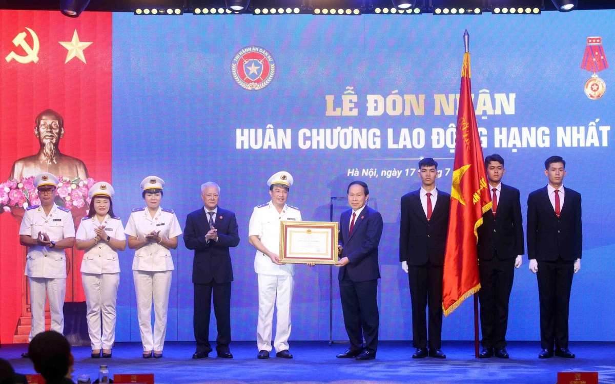 Cục Quản lý thi hành án dân sự được tặng thưởng Huân chương Lao động hạng nhất
