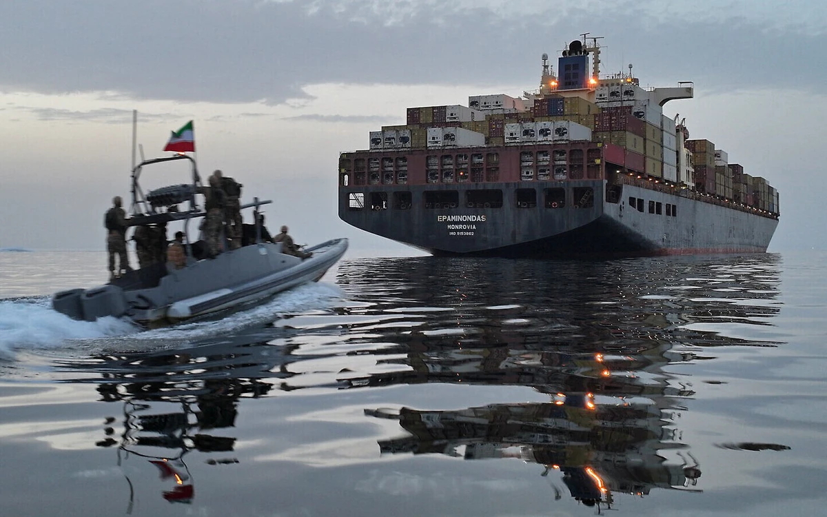 Iran nói 2 tàu dầu phát nổ ở eo Hormuz, Mỹ nói gì?