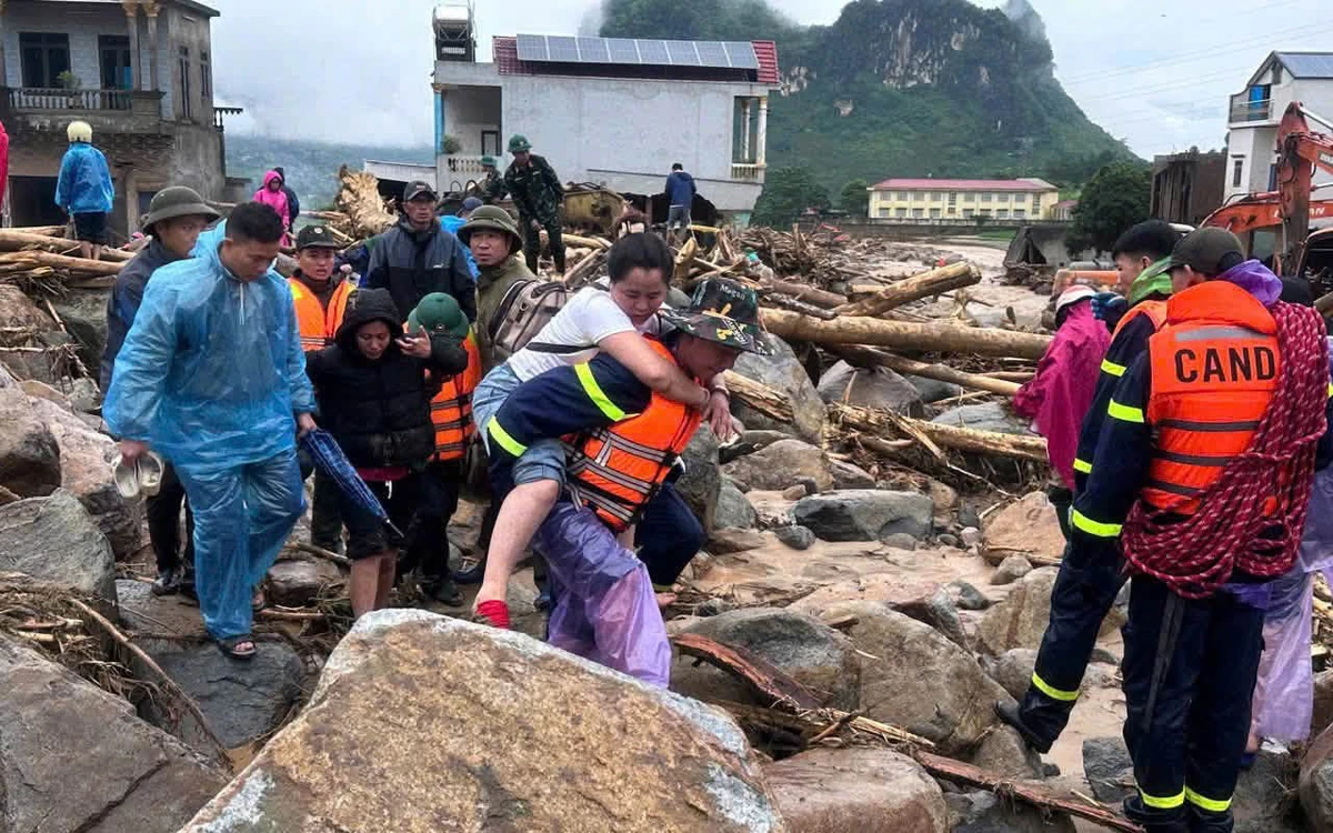 Lai Châu: Giải cứu thêm 4 người mắc kẹt, 800 người tiếp tục tìm nạn nhân mất tích