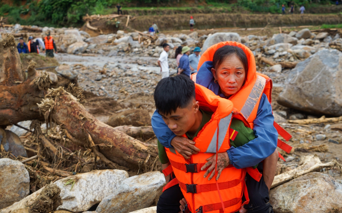 Lai Châu tan hoang sau lũ, hàng trăm hộ dân lại di dời khẩn trong đêm