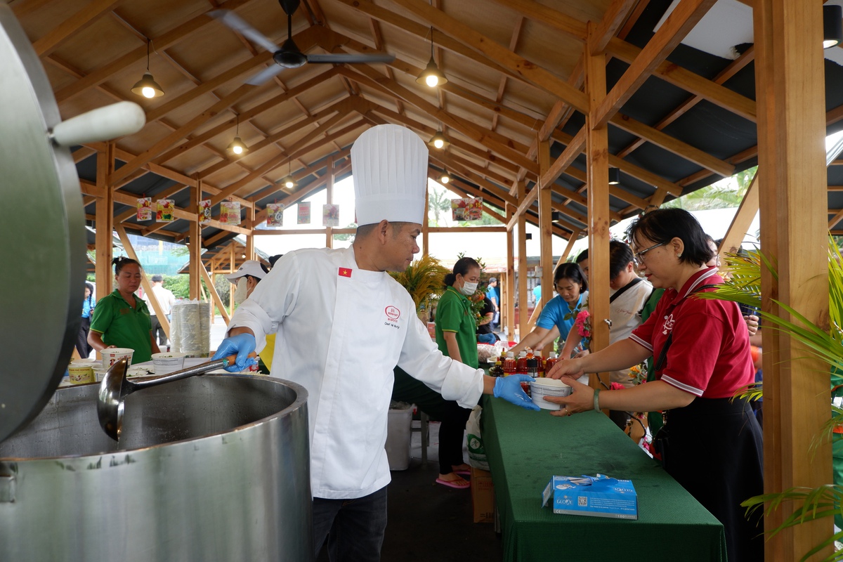 Đến ngày hội thanh niên công nhân, vừa nhận quà vừa thưởng thức phở miễn phí
