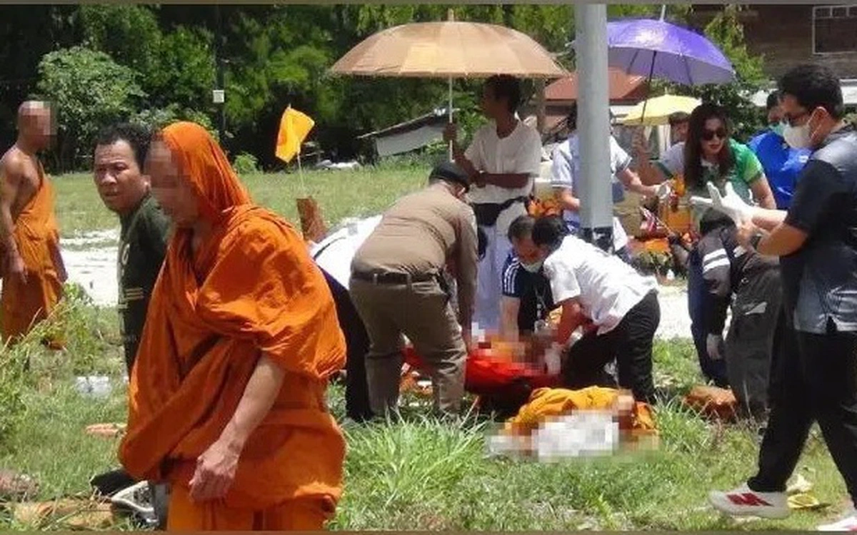 Thái Lan: Bé trai 11 tuổi lái xe bán tải đâm vào đoàn hành hương, 8 nhà sư thiệt mạng