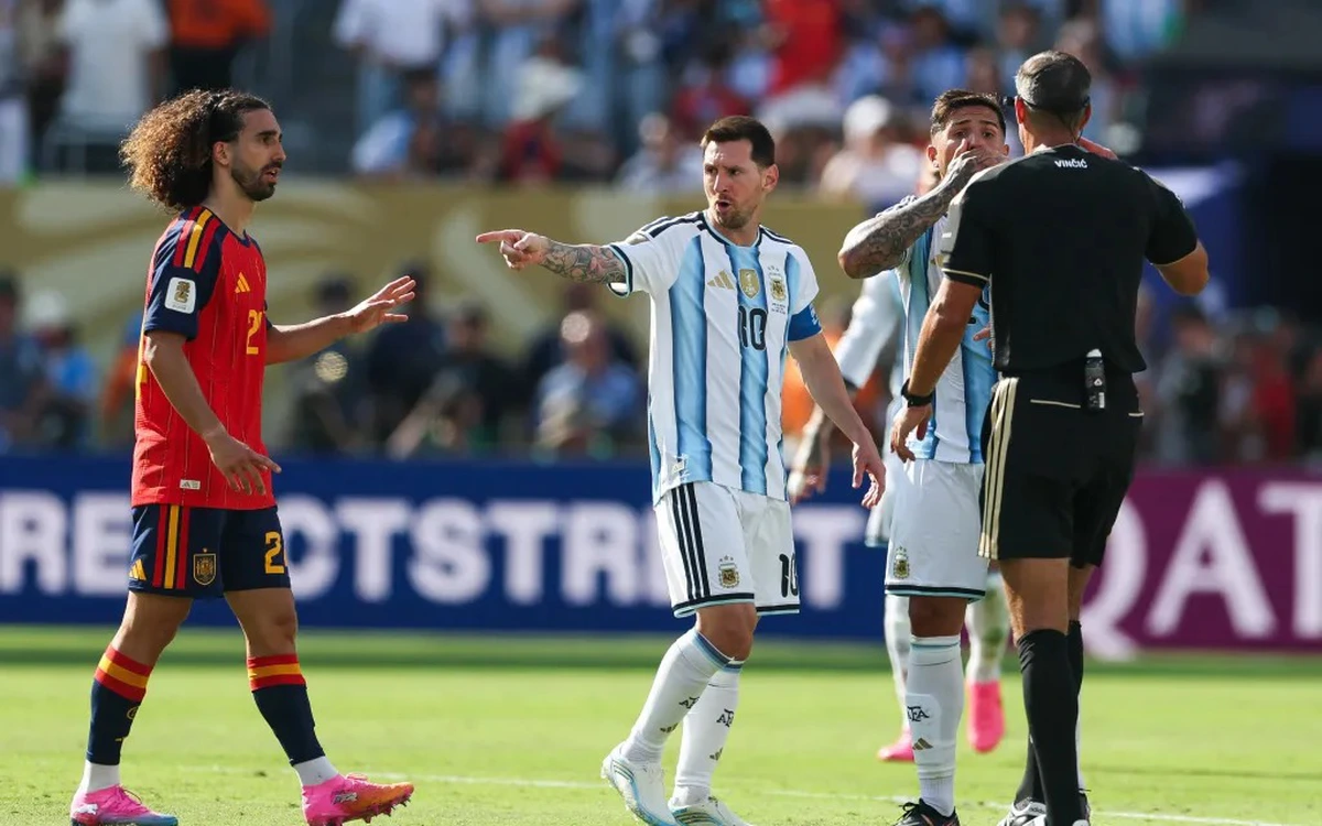 Messi bị chỉ trích vì dùng tiểu xảo yêu cầu phạt thẻ đỏ với cầu thủ Tây Ban Nha