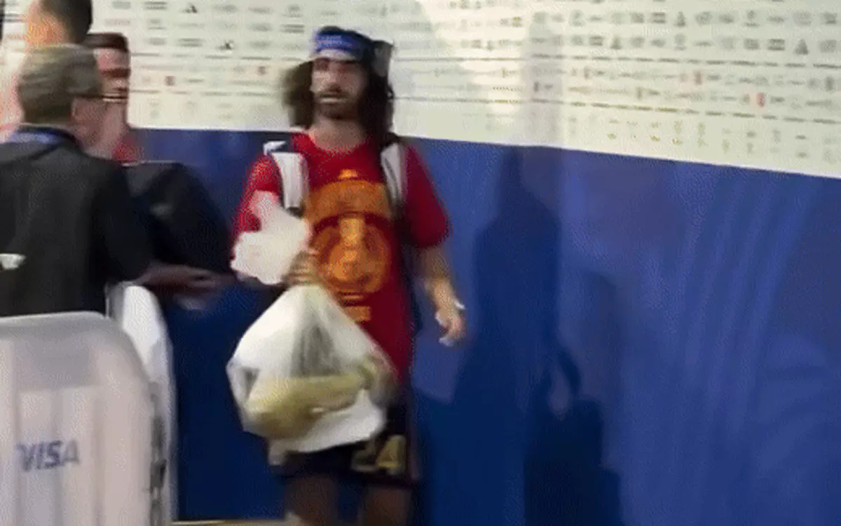 Marc Cucurella tuyển Tây Ban Nha xách cúp vô địch World Cup về bằng túi ni lông
