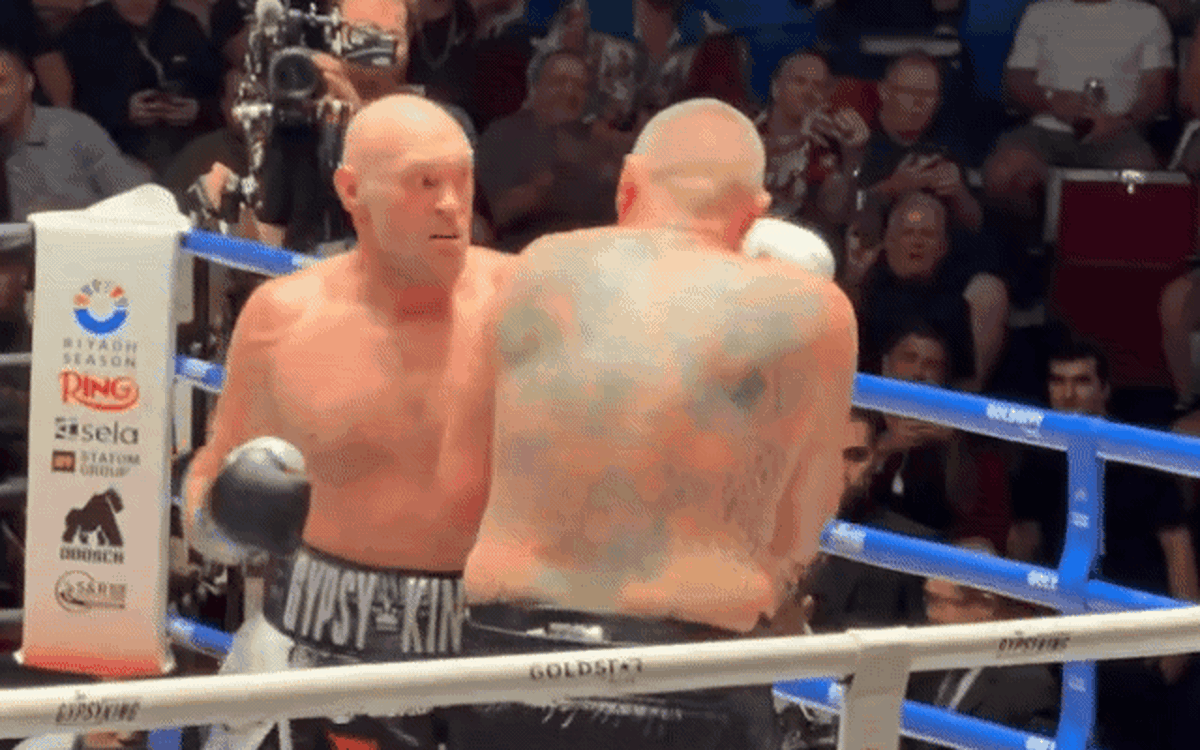 Vừa đấm, cựu vô địch thế giới Tyson Fury vừa... hôn đối thủ trên võ đài