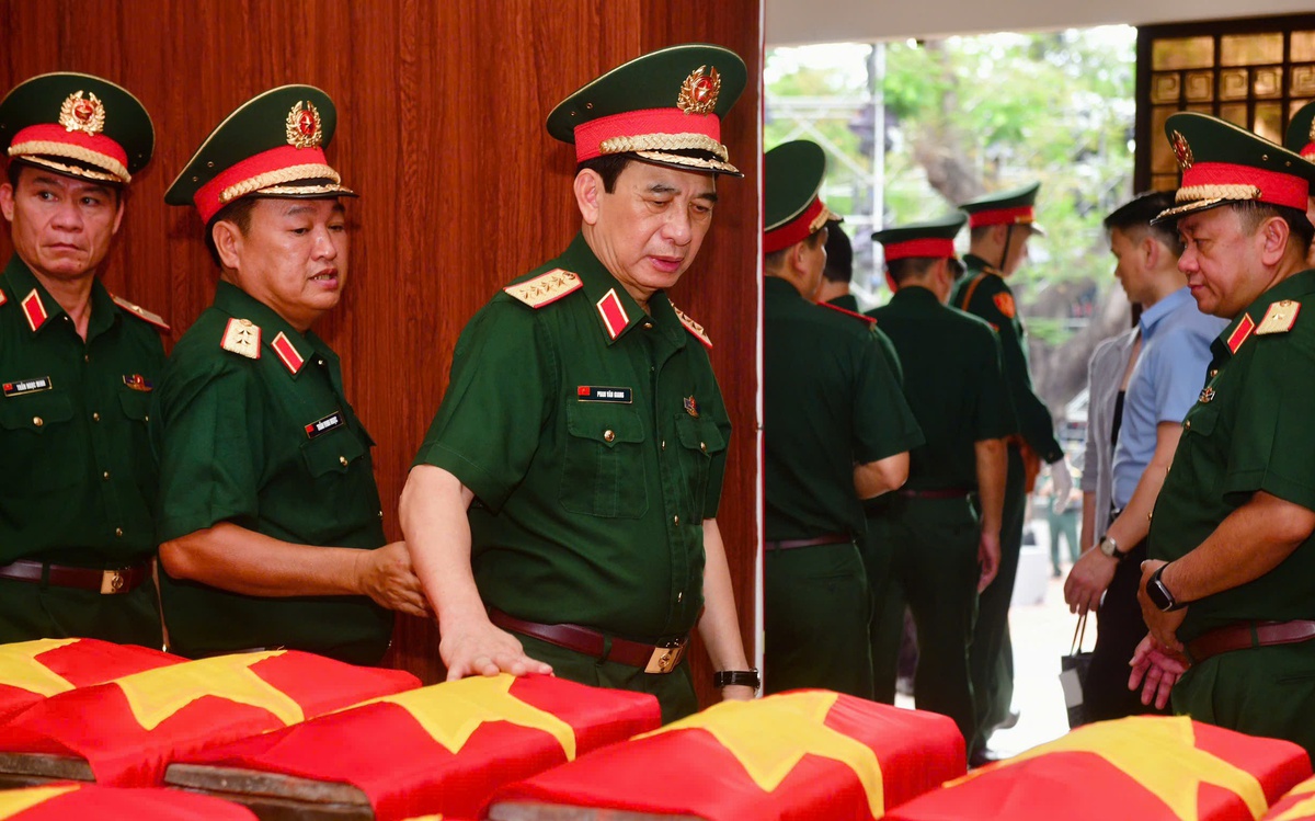 Đại tướng Phan Văn Giang dâng hương tưởng niệm các anh hùng liệt sĩ tại công viên Lê Thị Riêng