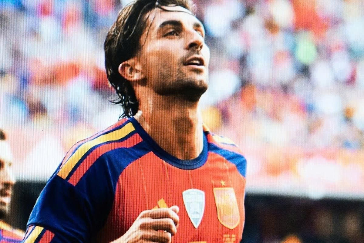 Bộ ảnh tri ân tuyển Tây Ban Nha vô địch World Cup bị chê 'ngồi nhà chụp tivi'