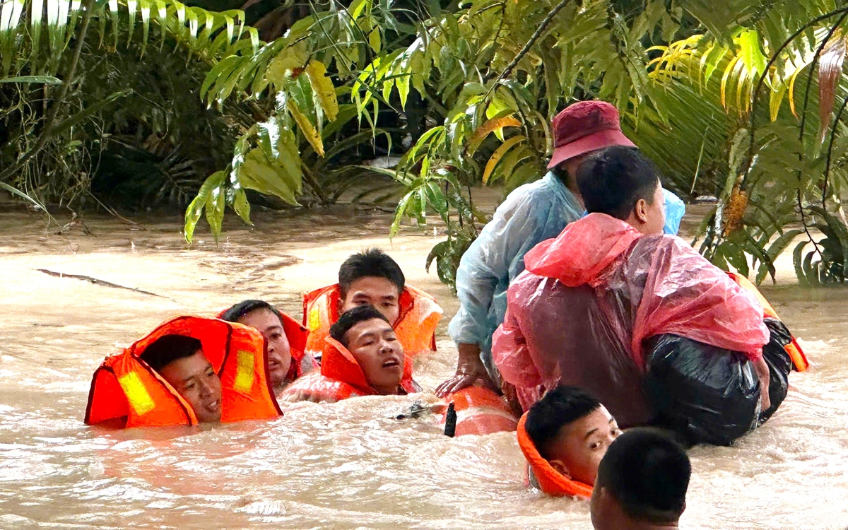 Cán bộ, chiến sĩ Vùng 5 Hải quân hỗ trợ người dân vùng ngập lụt ở Phú Quốc