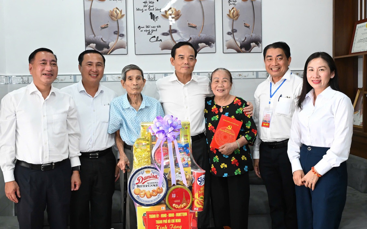 Bí thư Thành ủy TP.HCM Trần Lưu Quang thăm gia đình chính sách tại Côn Đảo
