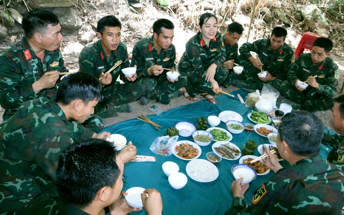 Bộ đội nữ vượt đường rừng tiếp cơm lực lượng quy tập hài cốt liệt sĩ ở hang Đá Sập