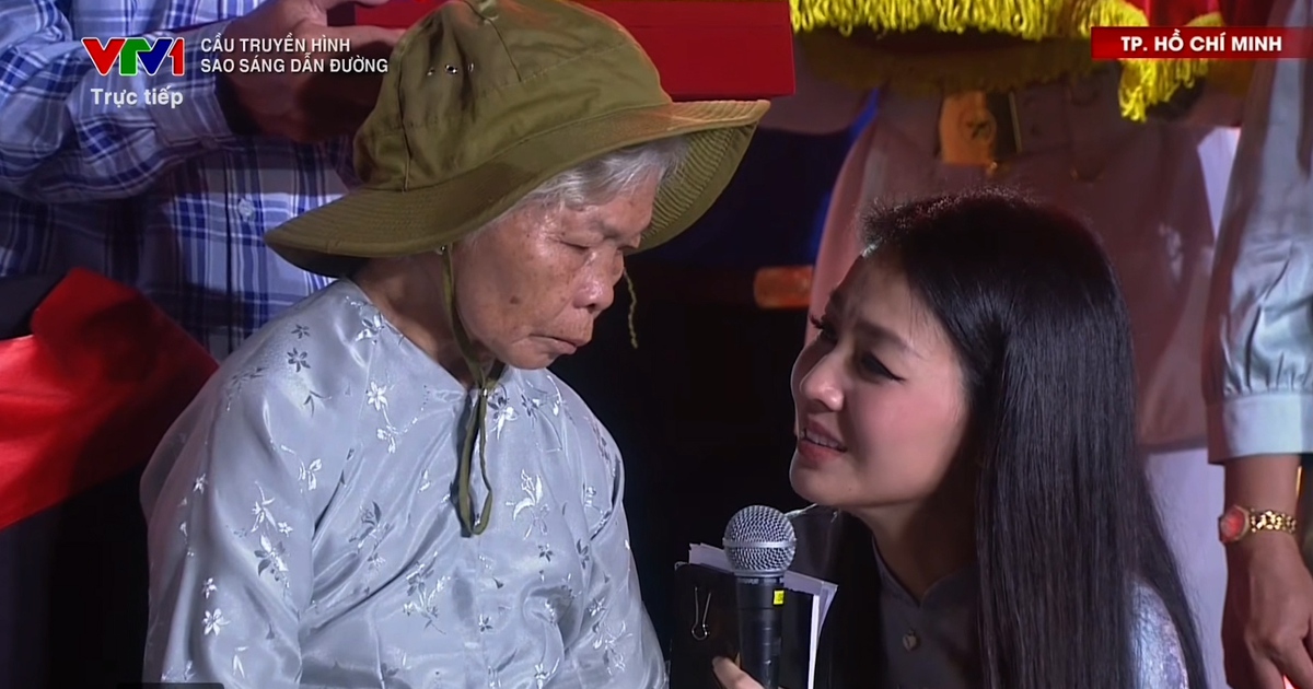 Video trao di vật liệt sĩ Huỳnh Văn Quên cho gia đình ở xã Vàm Cỏ, Tây Ninh