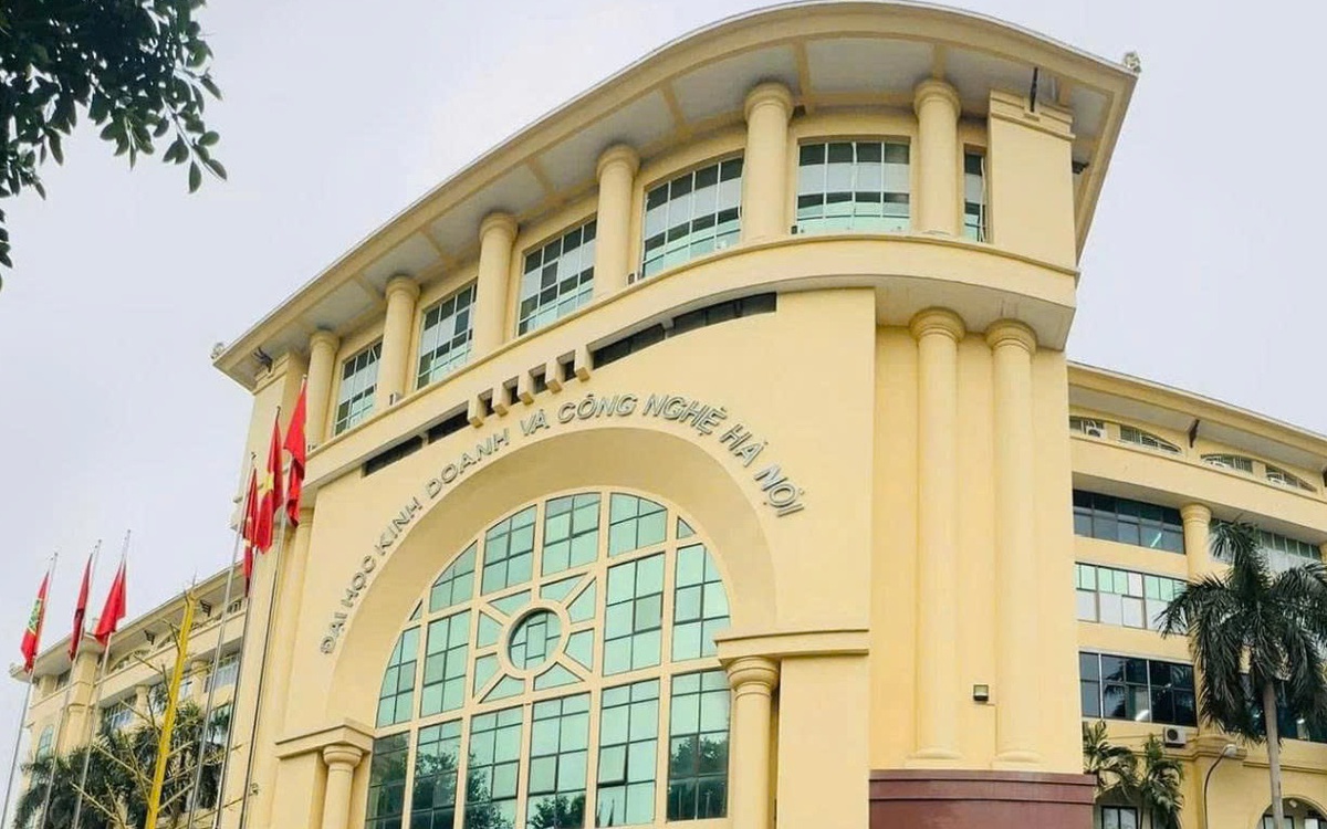 2 sinh viên y khoa livestream, chửi thề trong bệnh viện bị đình chỉ 1 năm học