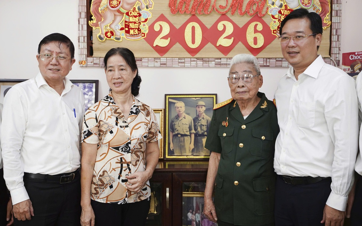 Lãnh đạo TP.HCM thăm, tri ân gia đình chính sách tiêu biểu nhân ngày 27-7