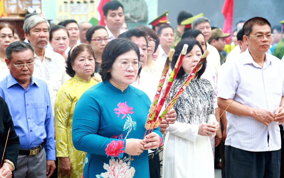 Phường Tân Sơn Nhì ra mắt công trình cải tạo Bia truyền thống, dâng hương tưởng niệm các anh hùng liệt sĩ