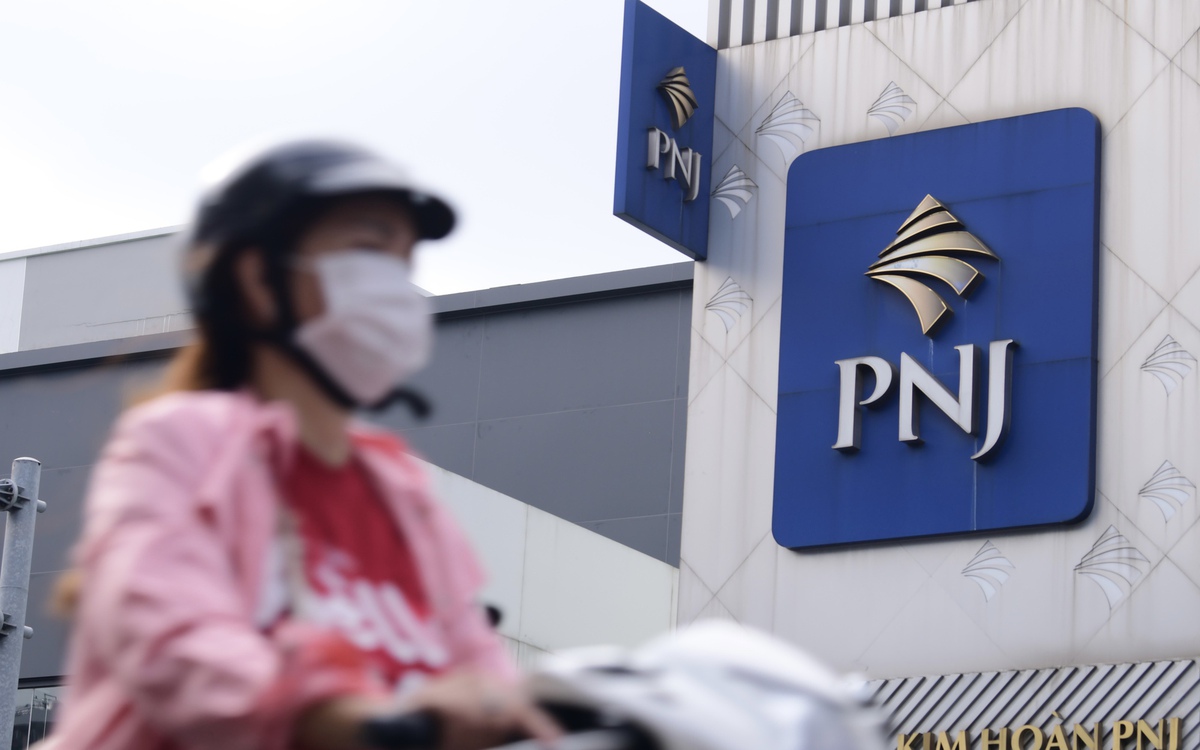 PNJ tăng trần, cổ phiếu Vietcap biến động sau tin giao dịch lãnh đạo