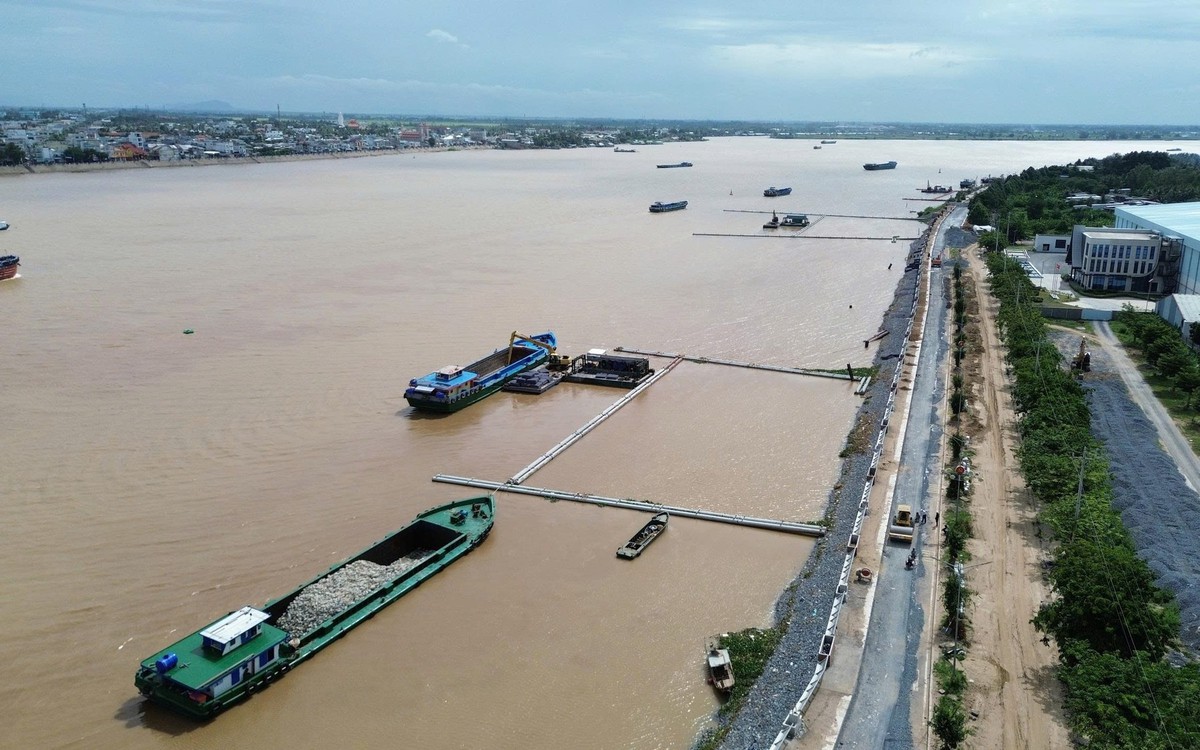 Chạy đua với lũ, kè chống sạt lở bờ sông Tiền vượt tiến độ gần 4 tháng