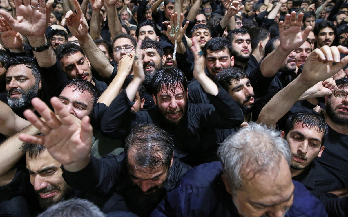 Người dân Iran xúc động tiễn biệt cố Lãnh tụ tối cao Ali Khamenei