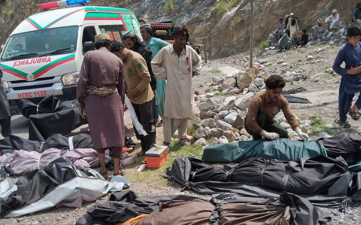 Xe khách chở quá tải lao xuống vực ở Pakistan, 40 người thiệt mạng