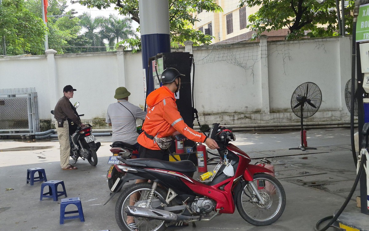 Khan hàng xăng dầu cục bộ: Giải mã nghi vấn găm hàng chờ tăng giá