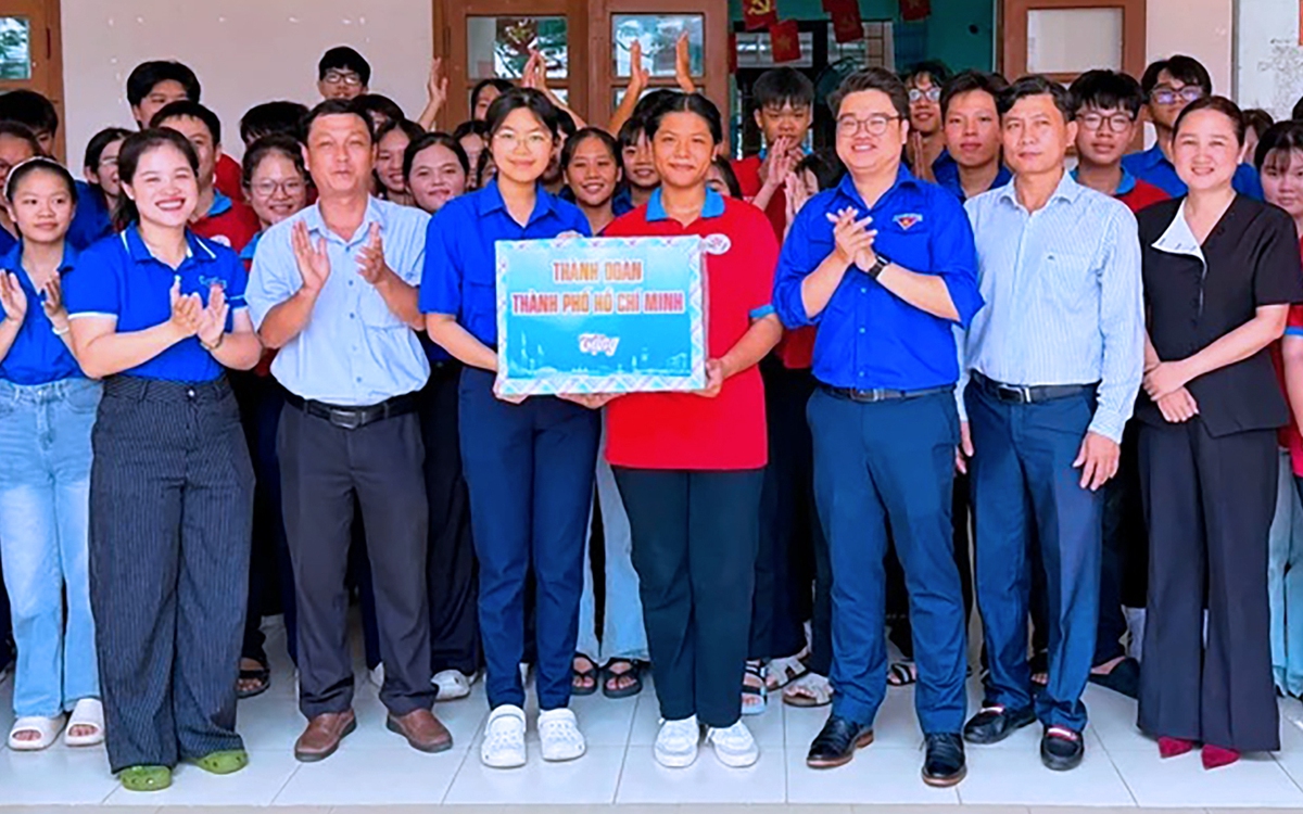 Tiếp sức chiến sĩ Hoa phượng đỏ