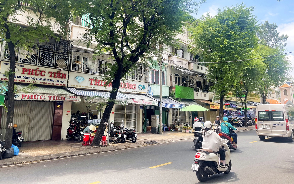 Thị trường vàng, kim cương ảm đạm do tắc thanh khoản và đóng cửa hàng