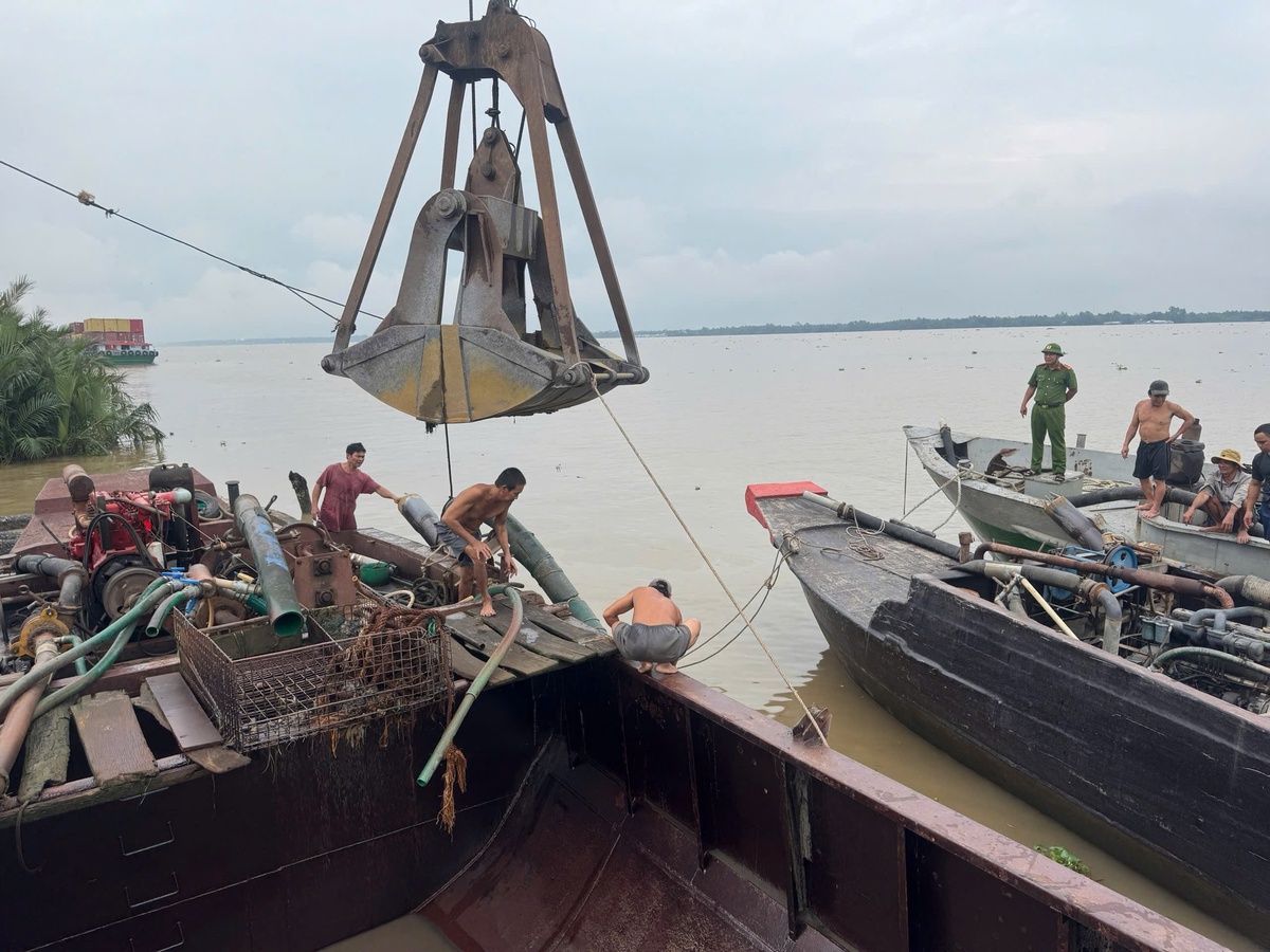Vĩnh Long phát hiện 325 vụ cát tặc trên sông Hậu, xử phạt hơn 1,1 tỉ đồng