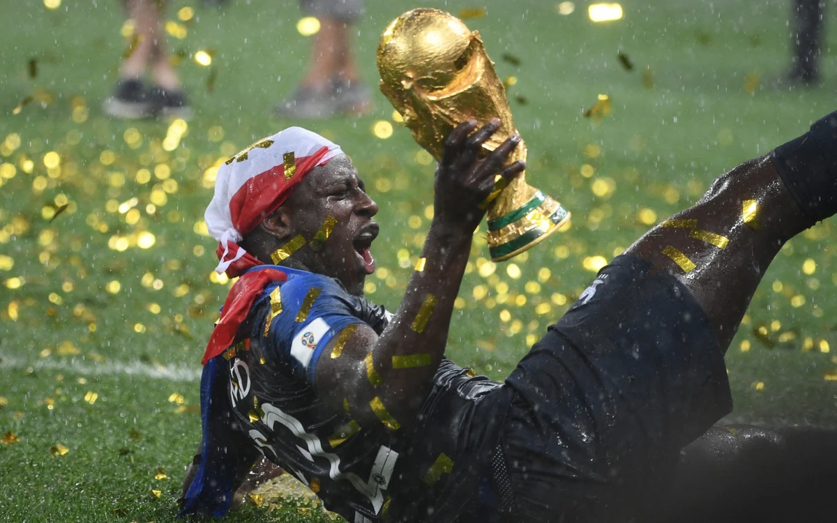 Cầu thủ bị cáo buộc hiếp dâm phải bán danh hiệu World Cup để kiếm sống