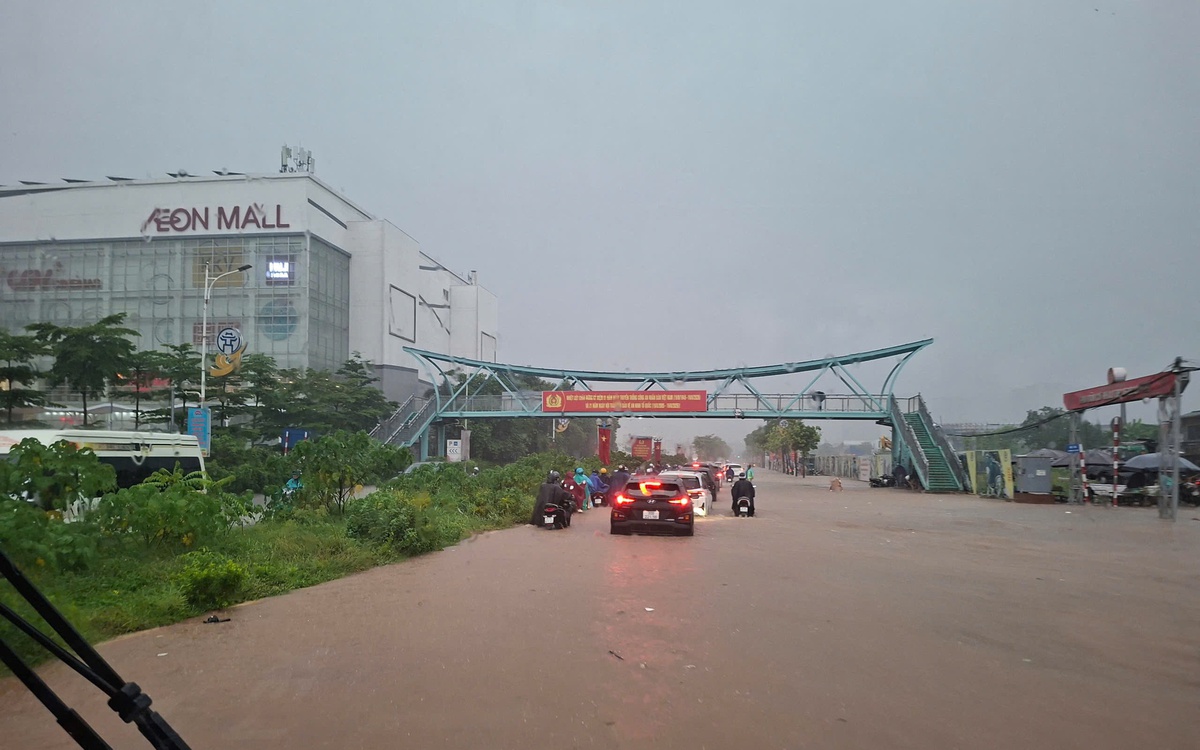 Mưa lớn giờ tan tầm, khu vực trước Aeon Mall Long Biên ngập sâu, cầu Vĩnh Tuy ùn tắc