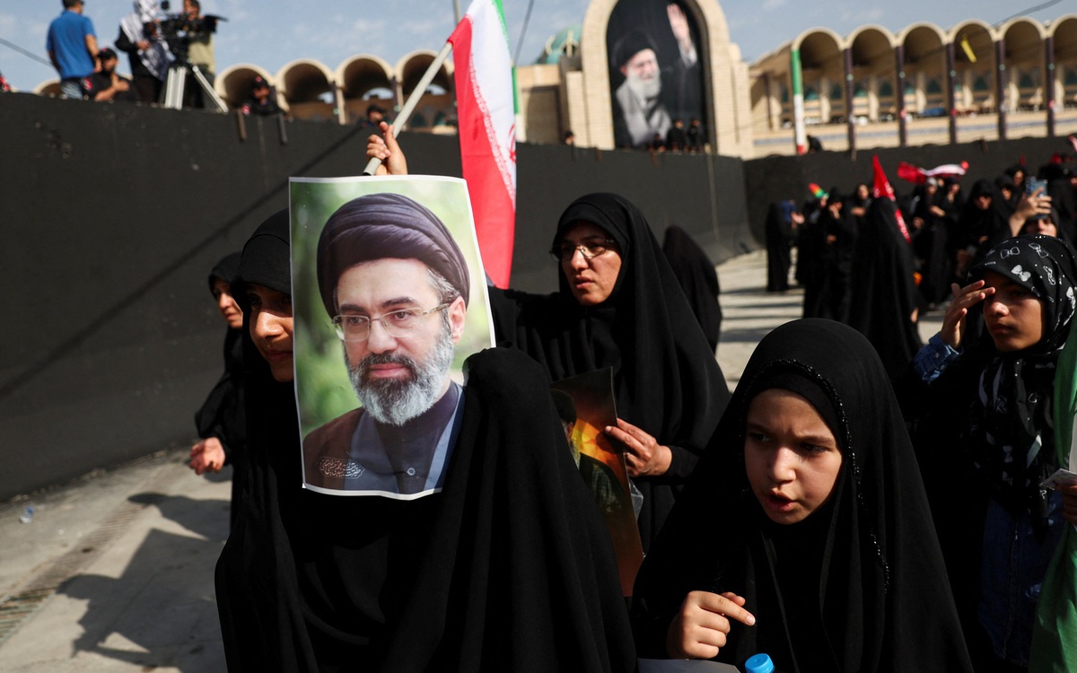 Lãnh tụ tối cao Iran Mojtaba Khamenei có thể không dự tang lễ cha
