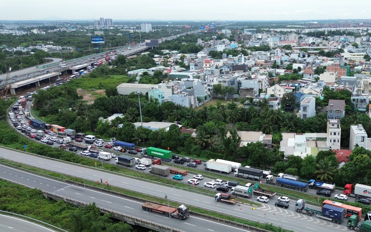 Cao tốc TP.HCM - Long Thành ùn ứ kéo dài, tài xế cần lưu ý gì?