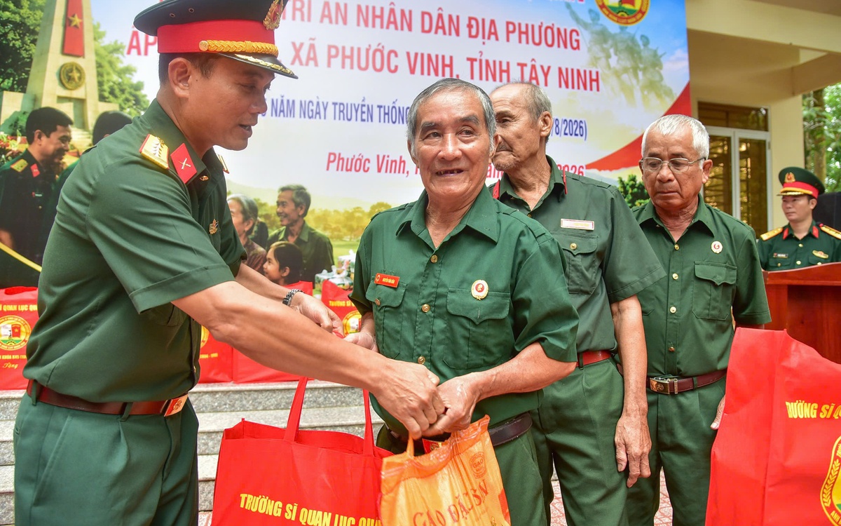 Tri ân vùng đất đứng chân ngày đầu dịp kỷ niệm 65 năm thành lập Trường Sĩ quan Lục quân 2