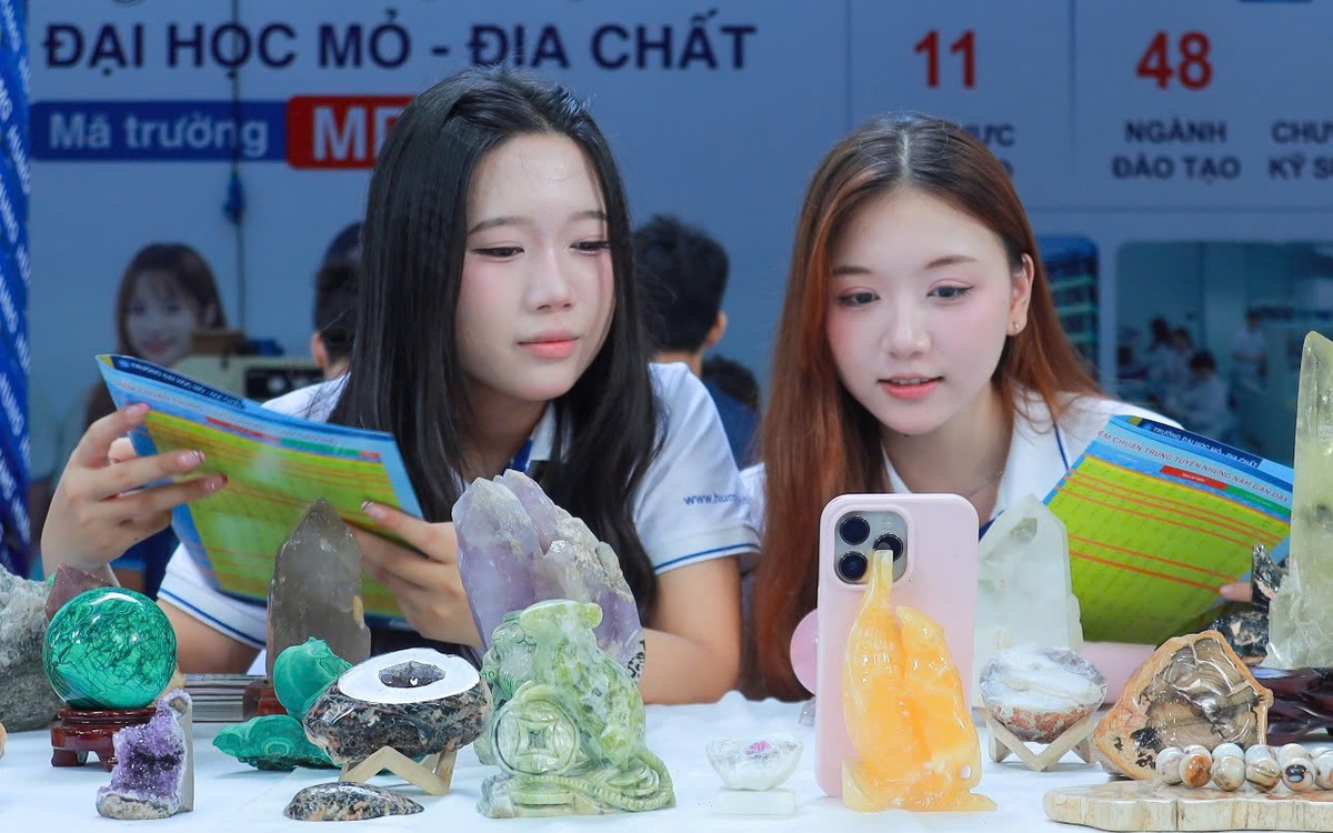 Thí sinh hào hứng giám định kim cương, rê bóng như Messi ở ngày hội chọn nguyện vọng