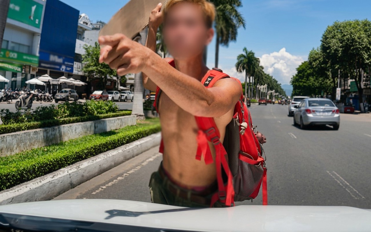 Trượt ván ở làn ô tô, bị nhắc nhở thì hùng hổ đe dọa ‘biết bố mày là ai không’