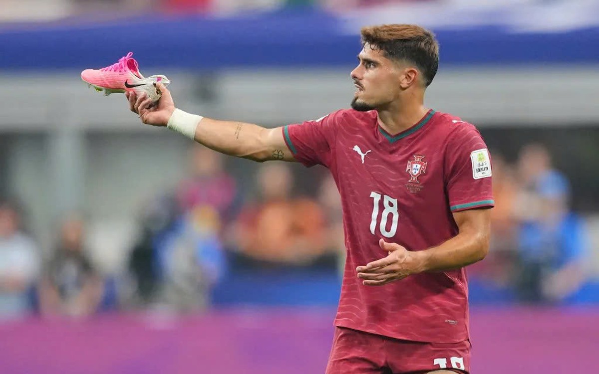 Pedro Neto đi giày khoét gót suốt World Cup 2026 vì lý do gì?