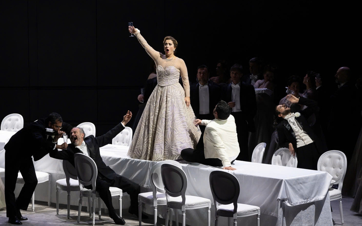 Hơn 100 nghệ sĩ opera Ý sắp mang kiệt tác La Traviata đến Hà Nội