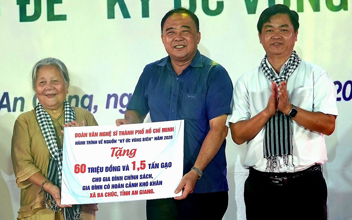 Hơn 166 phần quà từ các nghệ sĩ Sài Gòn trao tặng cho nhân dân xã Ba Chúc