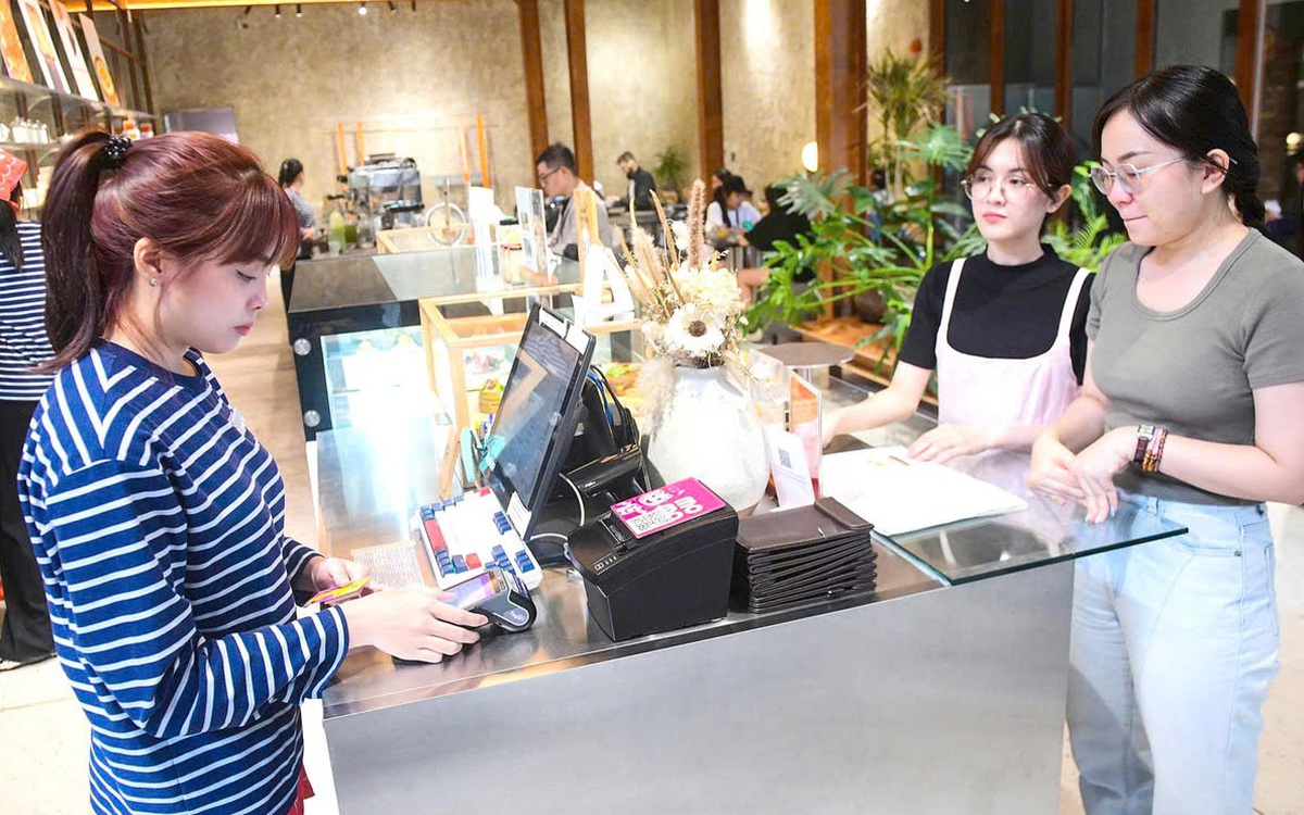 Cử tri TP.HCM kiến nghị nâng ngưỡng chịu thuế hộ kinh doanh lên 3 tỉ đồng, Bộ Tài chính nói gì?
