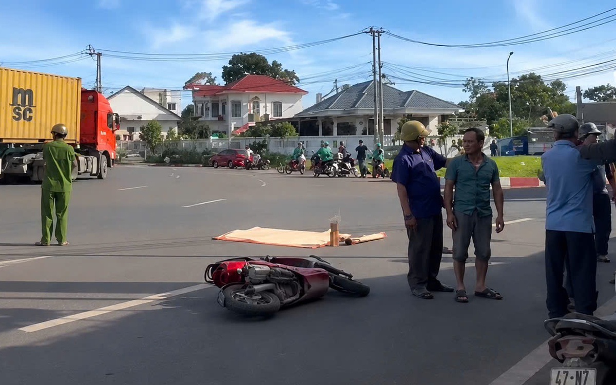 Xe tải chuyển hướng bất ngờ tông nữ sinh 15 tuổi tử vong
