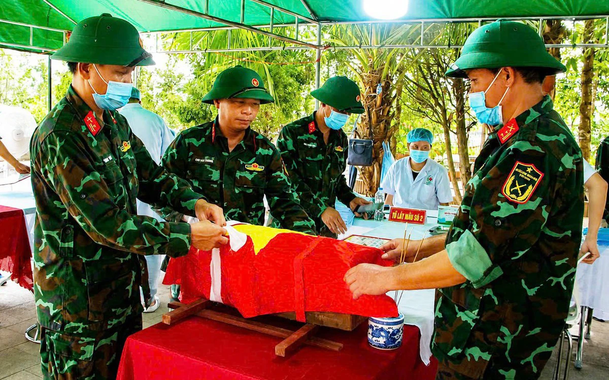 Tìm thấy mảnh nhôm khắc tên 'Đinh Xuân Tình' trong mộ liệt sĩ ở Nghệ An