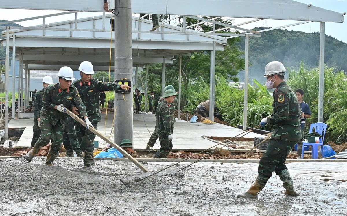 Tạm gác đồ án tốt nghiệp, học viên quân đội lên Mường Than dựng nhà cho bà con vùng lũ