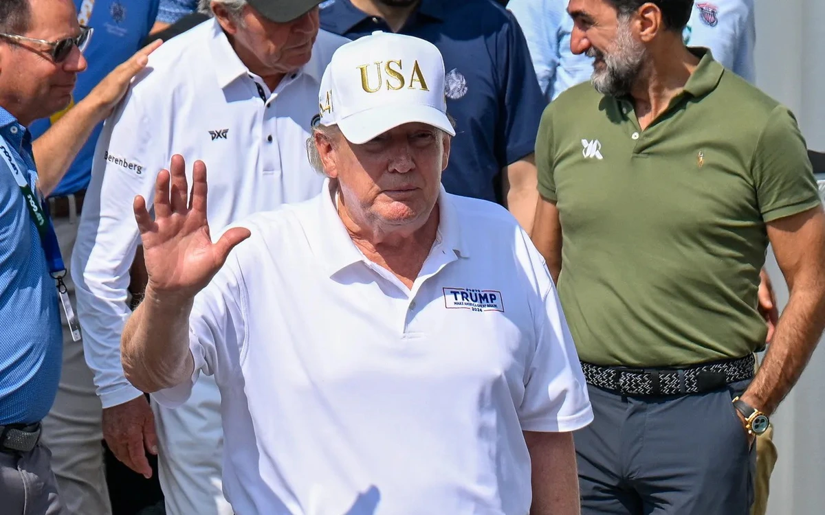 Tiêm kích F-16 xuất kích chặn máy bay lạ gần sân golf của ông Trump