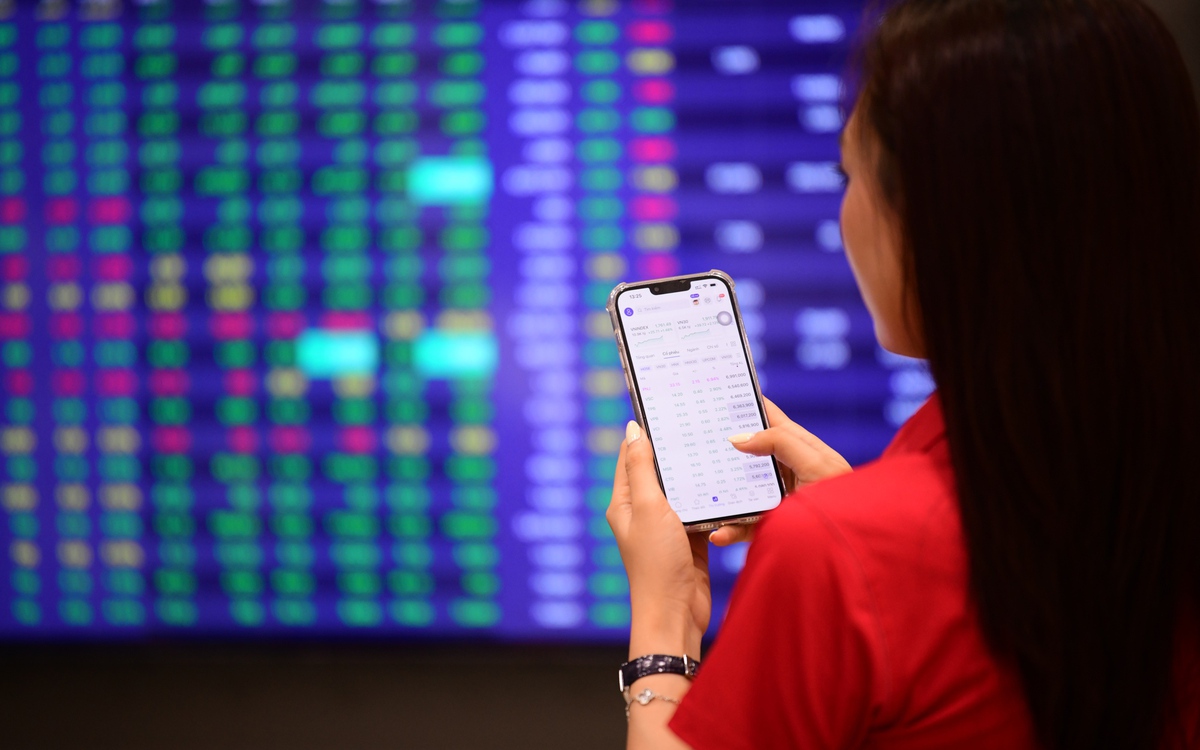 Cổ phiếu vốn nhà nước tiếp tục 'dậy sóng', VN-Index tăng gần 9 điểm