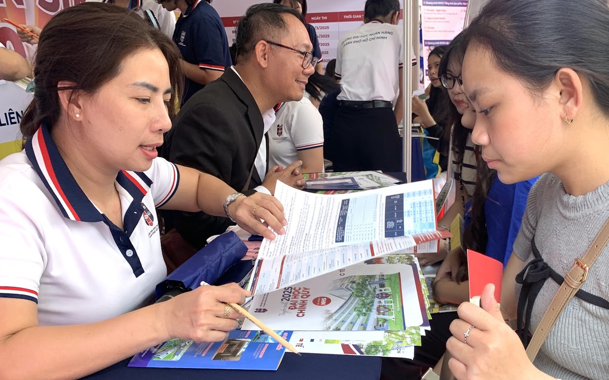 Bất ngờ điểm chuẩn AI, công nghệ thông tin tại Trường đại học Ngân hàng TP.HCM