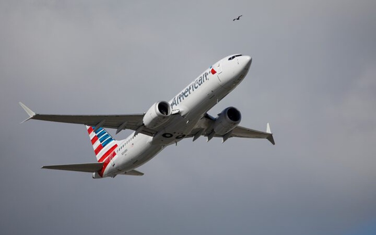 Động cơ máy bay American Airlines bốc cháy sau khi đâm phải đàn chim