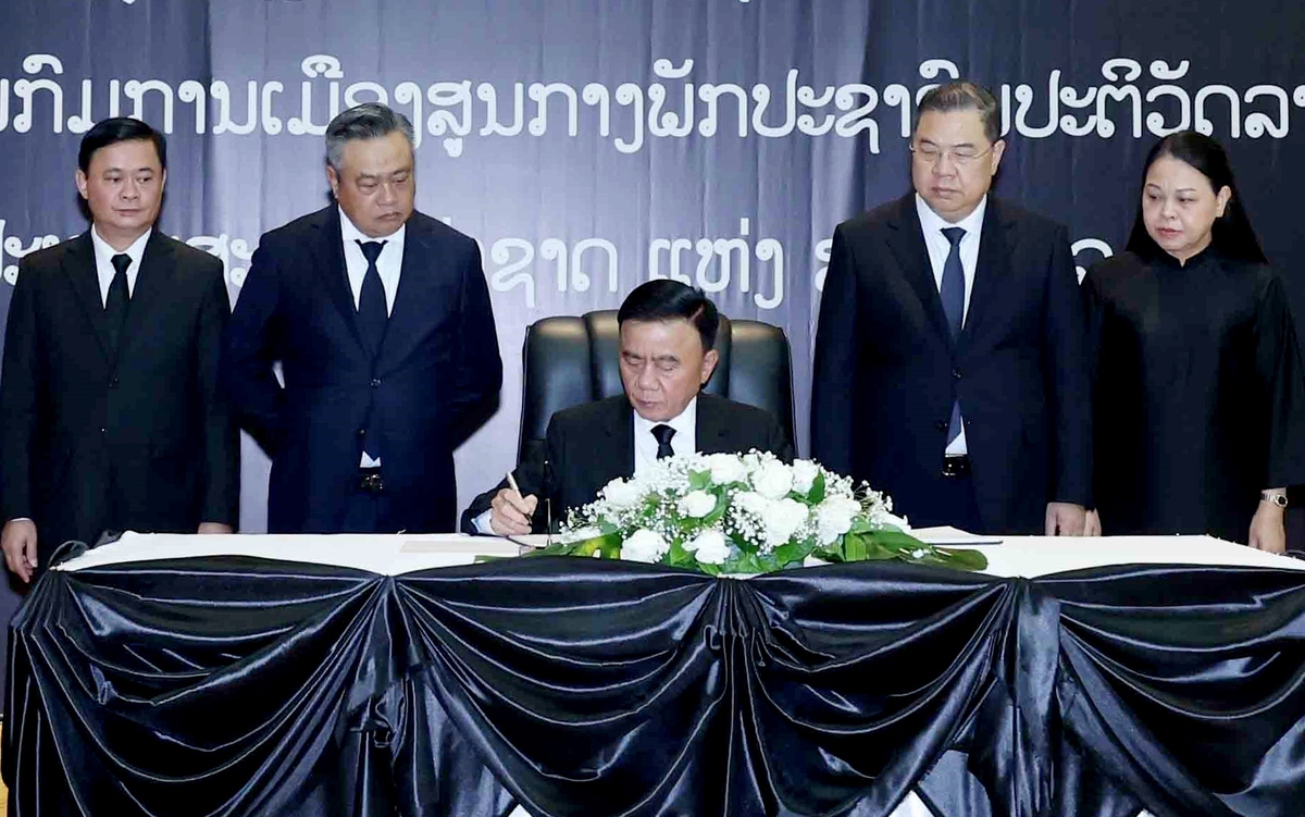 Thường trực Ban Bí thư Trần Cẩm Tú dự lễ truy điệu Chủ tịch Quốc hội Lào tại Vientiane