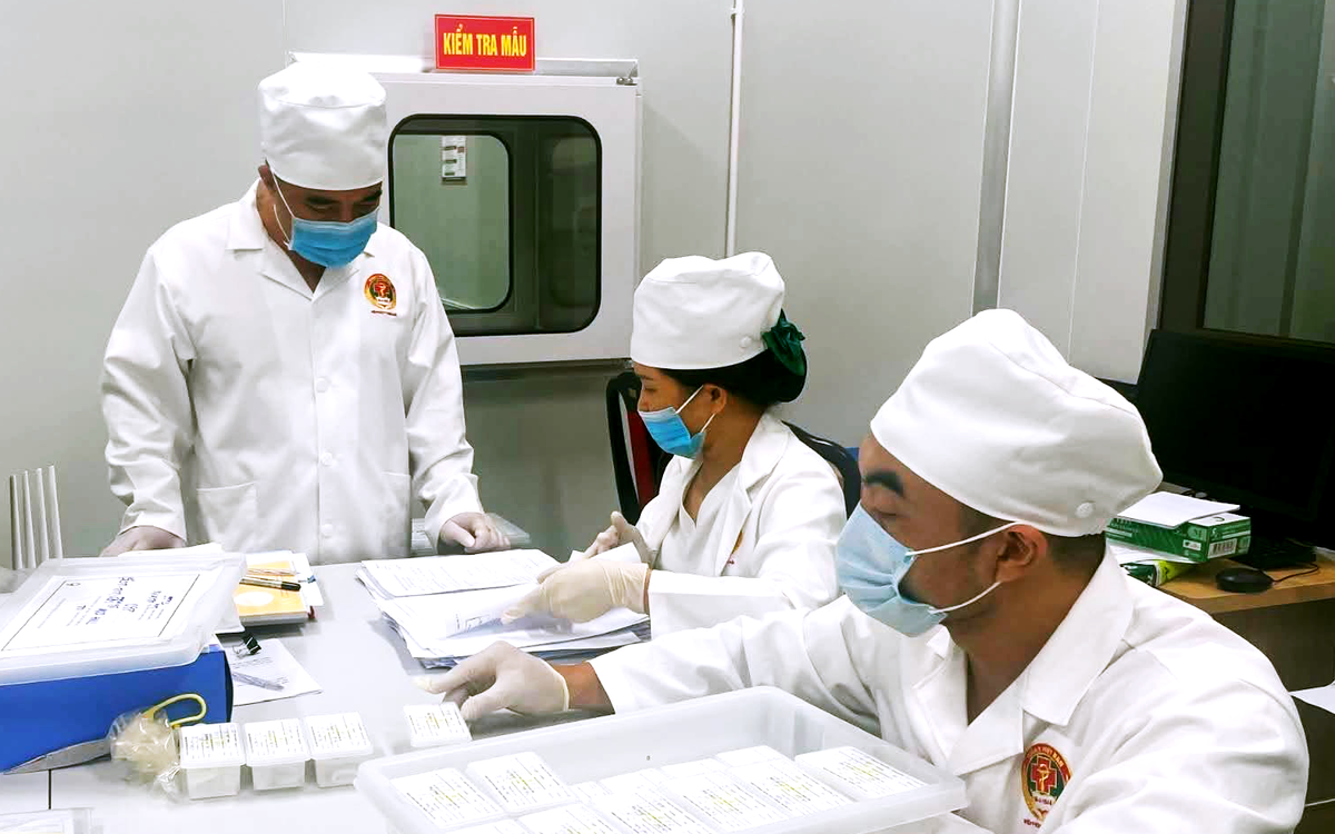 Hình ảnh mẫu sinh phẩm hài cốt liệt sĩ di chuyển bằng máy bay từ Chu Lai ra Hà Nội