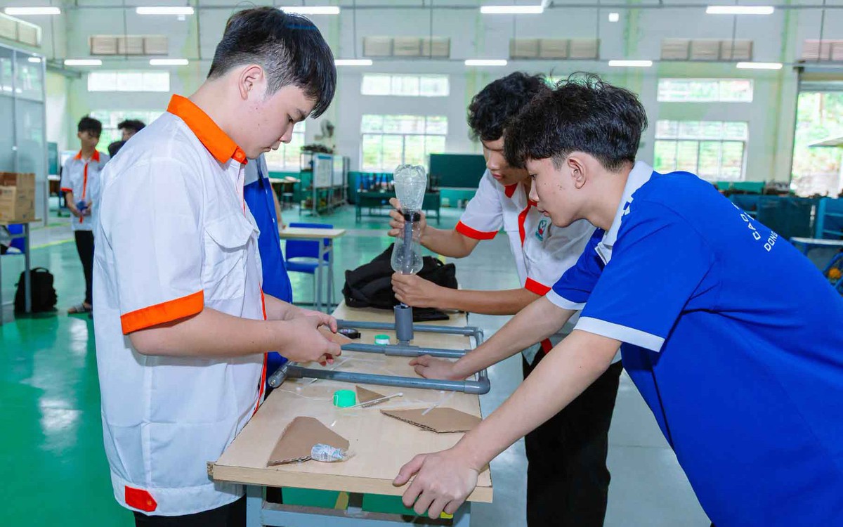Chương trình trung học nghề mới: Học 10 môn văn hóa trong 3 năm, có cả AI và viết prompt