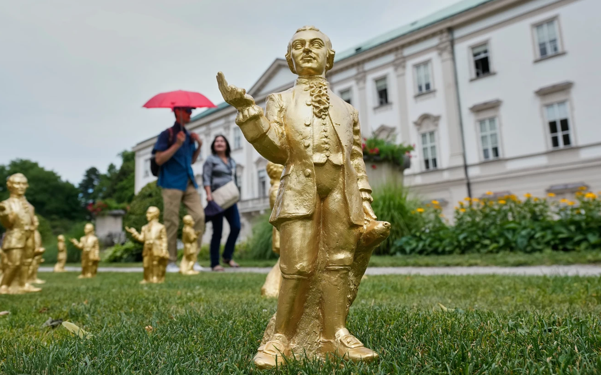 Hàng trăm bức tượng Mozart ở Áo bất ngờ 'bốc hơi'