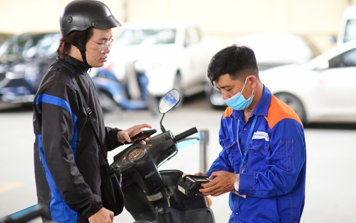 Giá xăng E10RON95 giảm còn 22.100 đồng/lít từ 15h ngày 13/8